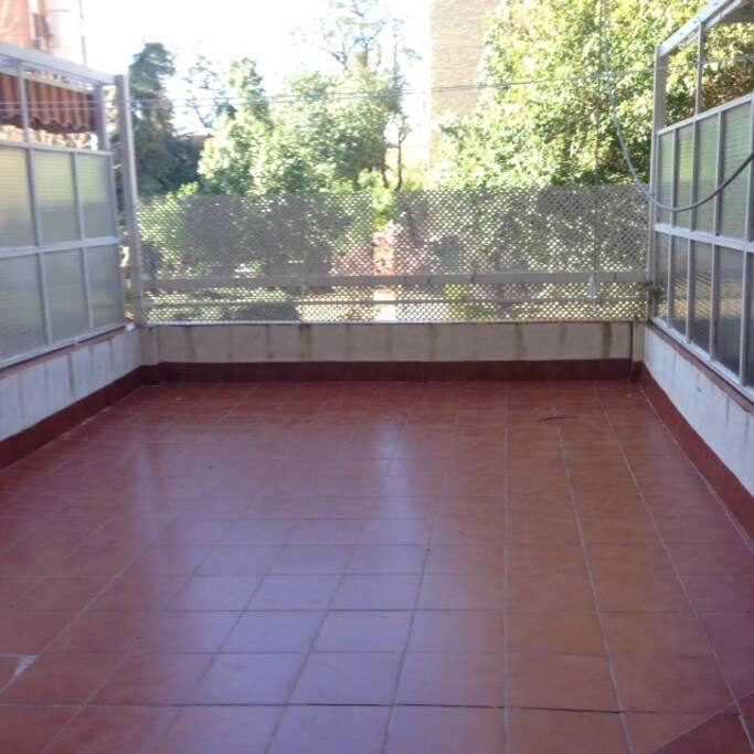 Terraza de 35 metros que da a zona de arboleda.