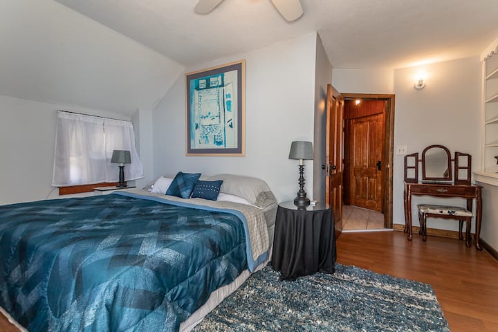 Основна спалня със суперголямо двойно легло, дрешник, климатик на прозореца и самостоятелна веранда.