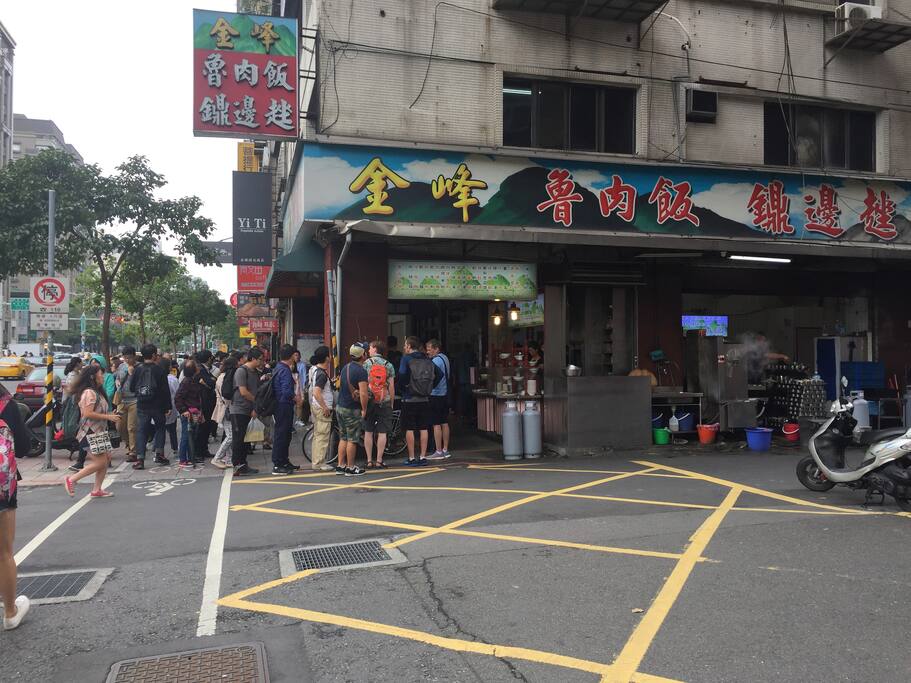 It’s famous for his rice with gravy. And it is said “Taiwan No. 1”
金峰滷肉飯(大陸網友稱之為台灣第一滷肉飯)營業到半夜12:45