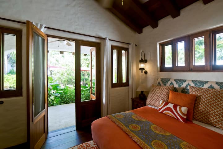 Dormitorio naranja con baño privado.
