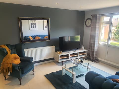 Popular Airbnb listing: LOVELY-COSY 1BED APART. EDGE OF CITY CENTER in Ballymacarrett