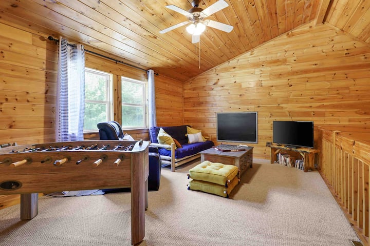 Chumba cha kulala cha 3/roshani. Sehemu nzuri ya kupumzika au sehemu ya usiku ya mchezo. Pia ni eneo la nafasi ya ziada ya kulala kwa watoto/vijana. 