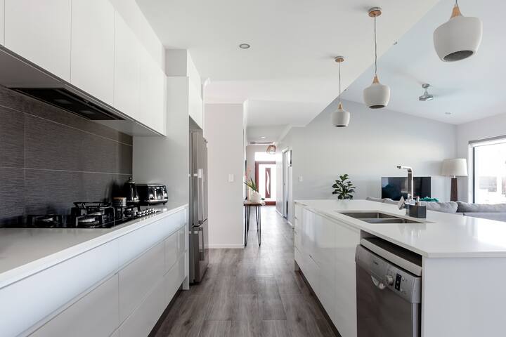 Modern Resort-Style Family Home in Noosaville gallery image 5