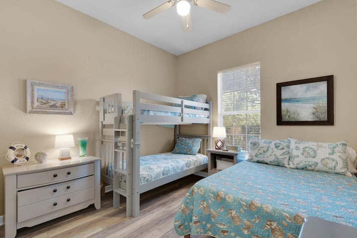 חדר קומותיים; שתי מיטות קומתיים ומיטה בגודל מלא. 