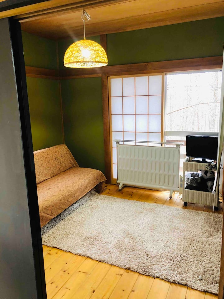 The sofa on the left is a bed.If you knock your back on your back a little before, the stopper will flat out.In addition, Japanese-style futons are available, so please use them.