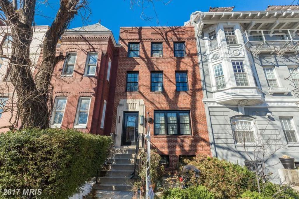 Red brick building in a beautiful street (2nd Floor)