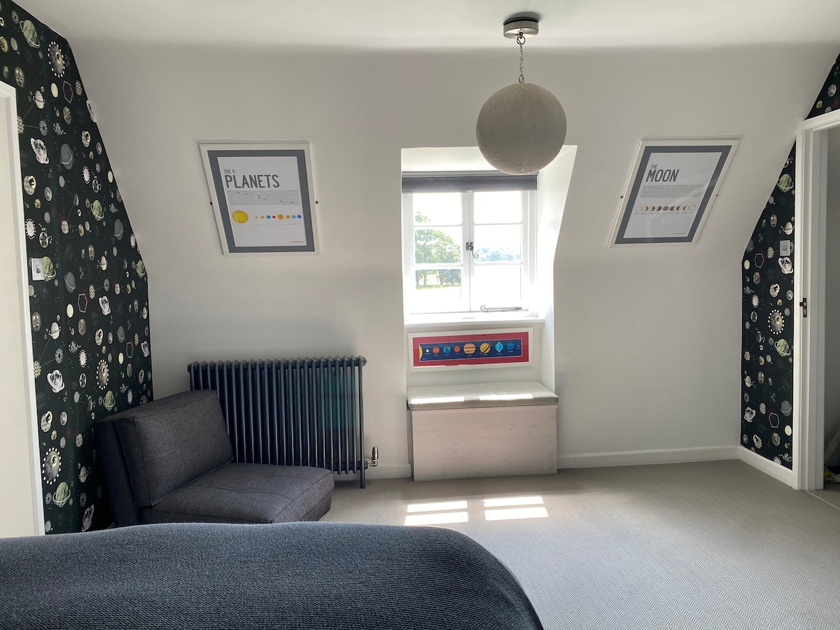 Spavaća soba 1 - bračni krevet s jednim krevetom na razvlačenje i kaučem na razvlačenje