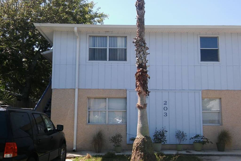 Cute beach house 2 blocks from the beach.