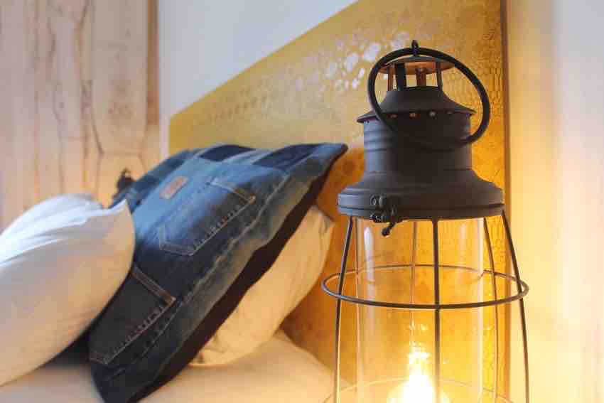 دلل نفسك بشرنقة حقيقية من الاسترخاء في غرفنا المجهزة بأناقة، حيث تلتقي الراحة والحداثة. مثالية للأزواج أو العائلات أو المجموعات، تجمع هذه الغرف بين الخصوصية والأداء الوظيفي.