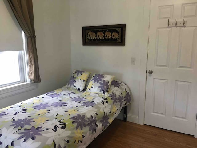 (ROOM1)2nd flr single bed, off Wickenden Street