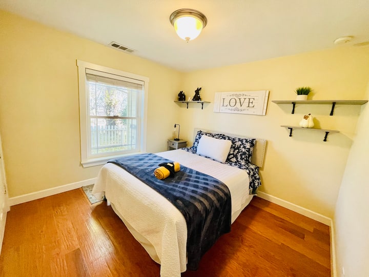 クイーンサイズベッドを備えた3つ目のベッドルーム。 