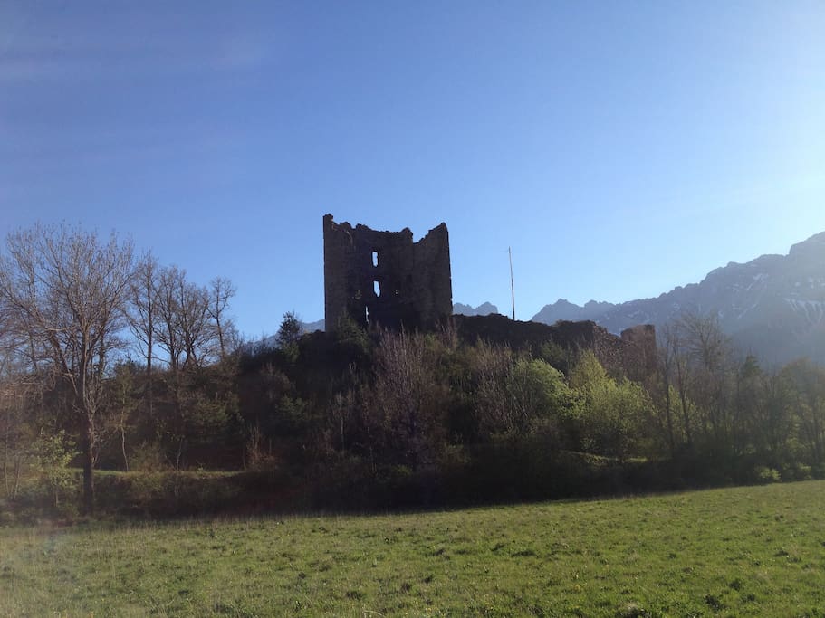 Ruines d'un chateau du XXIIIeme siècle sur un site magnifique. Parfait pour picniquer. 10 min à pied.