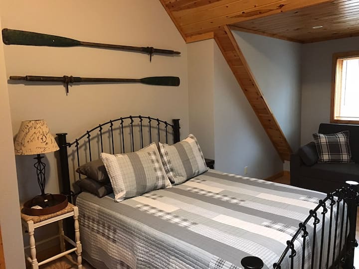 Soveværelse i øverste etage med queensize-dobbeltseng og udtræk i fuld størrelse.