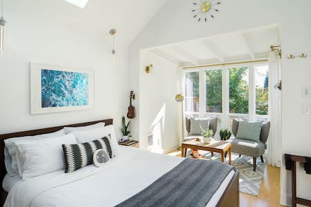 Sun-filled Detached Studio in Trendy SE Portland!