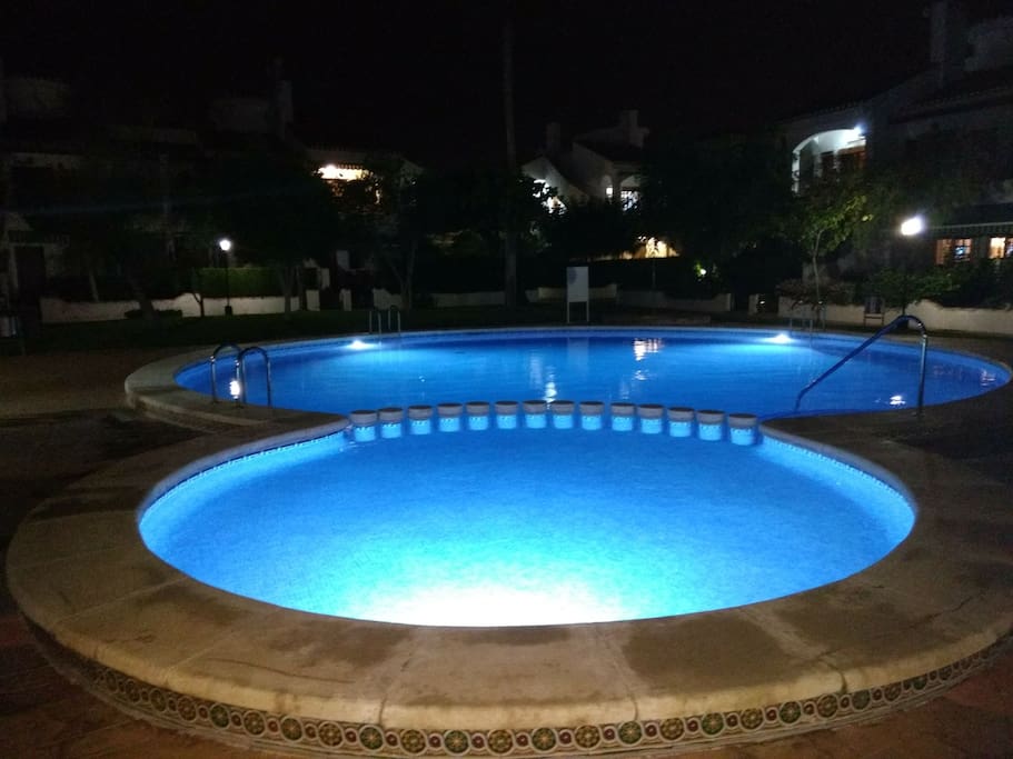visión nocturna de una de las piscinas