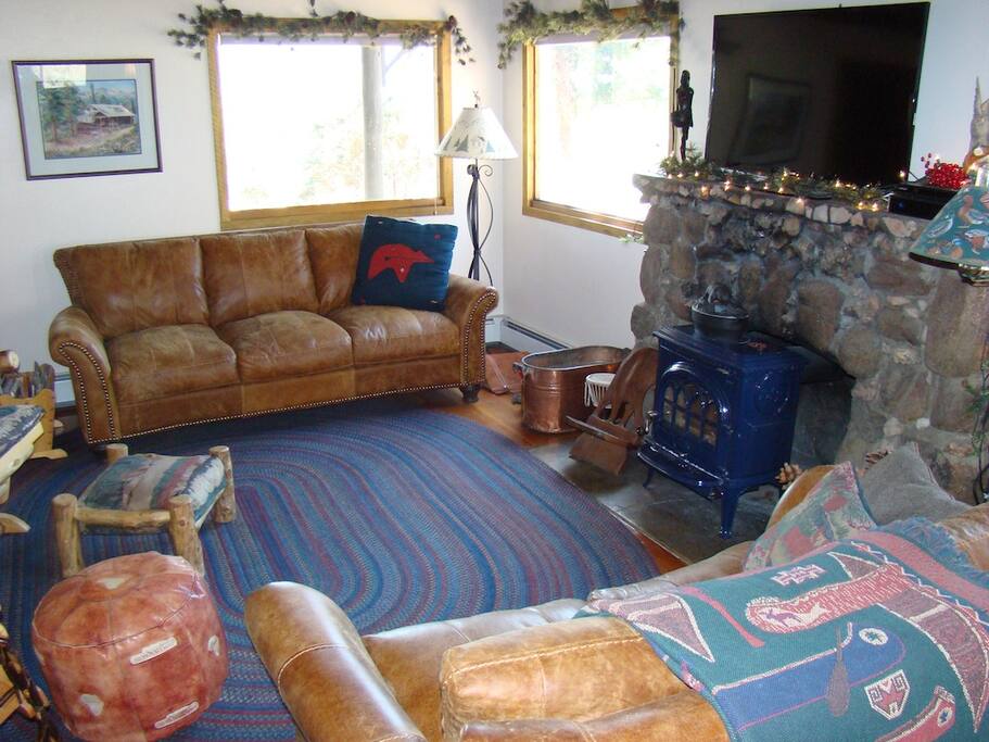 Cozy living room with fireplace and Satellite TV.