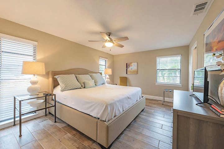 Spacious owner's retreat with king bed, attached fully remodeled bath, large closet and flat panel TV with Comcast digital cable