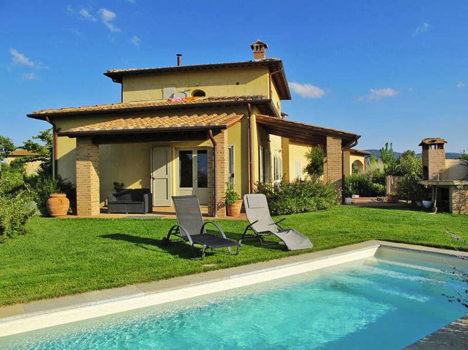 Piscina nel giardino privato del proprietario