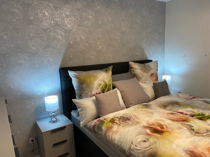 Dormitorio con cama tamaño queen