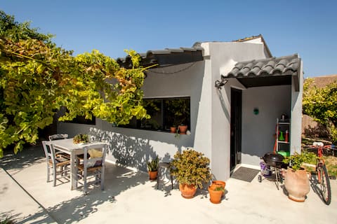 Top performing Airbnb: Karteros House Private garden near the beach! in Κοινότητα Καλλιθέας