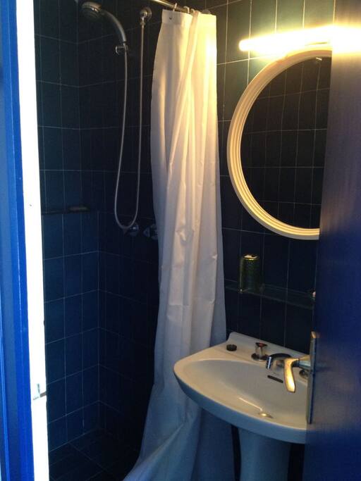 SDB avec lavabo/WC/ douche
SDB con lavabo/wc/ducha