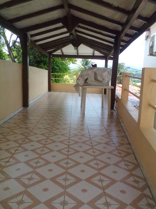 Grand patio avec agréable vue sur la montagne
