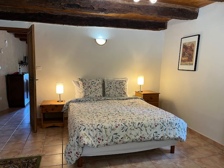 חדר השינה הגדול הזה נמצא בקומת הקרקע עם מדרגה אחת בלבד בין המטבח לחדר הרחצה.  זה חדר מושלם לזוג וילד, או לאורחים מבוגרים שמעדיפים פחות צעדים. 