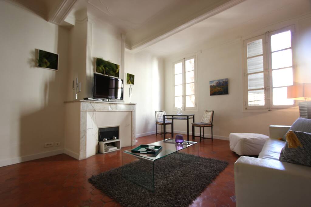 salon avec tv et wifi haut debit