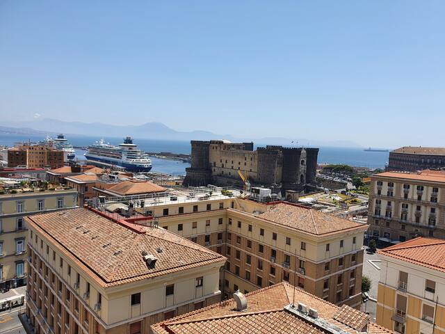 NEAPOLITAN SKYSCRAPER 3BEDROOMS IN FRONT OF CASTLE gallery image 4