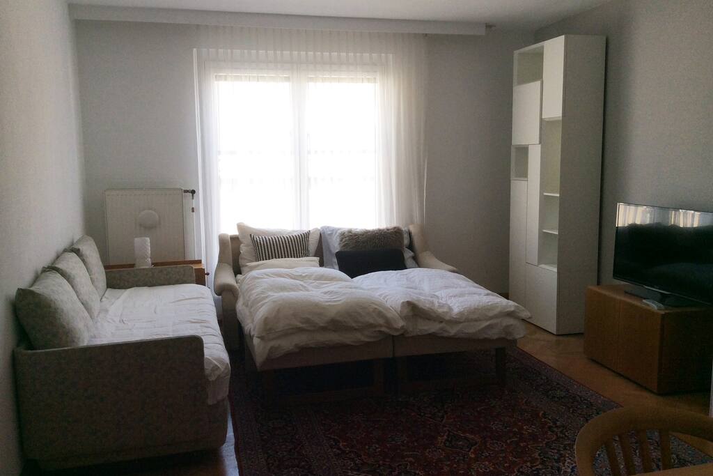 ‚sleeping area‘ - single bed + sleeping couch