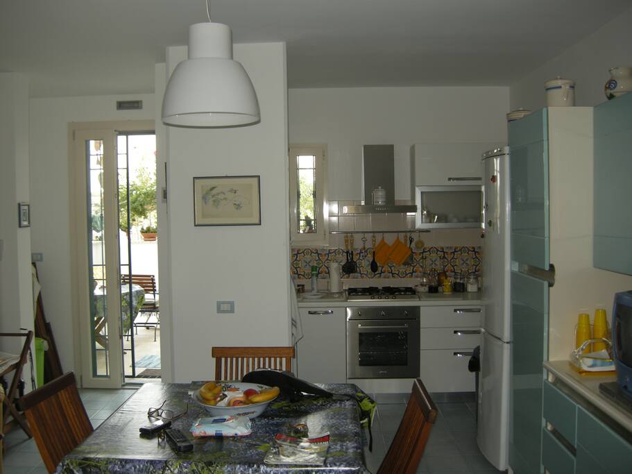 angolo cottura e porta ingresso