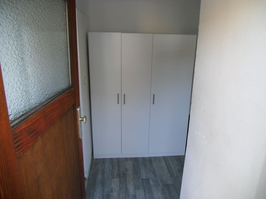 Eingangsbereich mit Kleiderschrank im Hintergrund