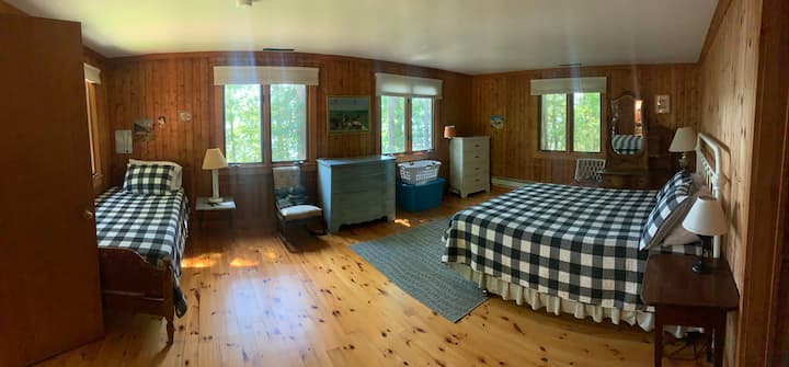 ห้องนอนใหญ่มีเตียงควีนไซส์และเตียงแฝด