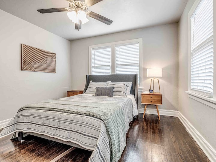 Cama tamaño queen con colchón de espuma viscoelástica