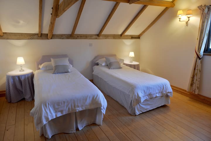 1-ლი სართულის ორადგილიანი საძინებელი, რომელიც, სურვილისამებრ, შეიძლება ორადგილიანი იყოს