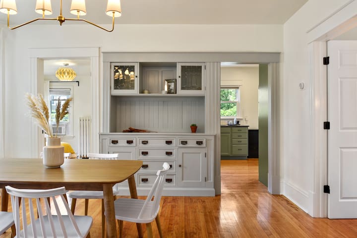 ★Cozy stylish house★ Walk to lakes – Sleeps 10.