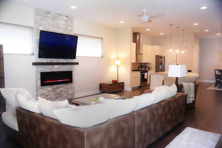 Beautiful & Spacious Modern Home in Nashville! gallery image 2