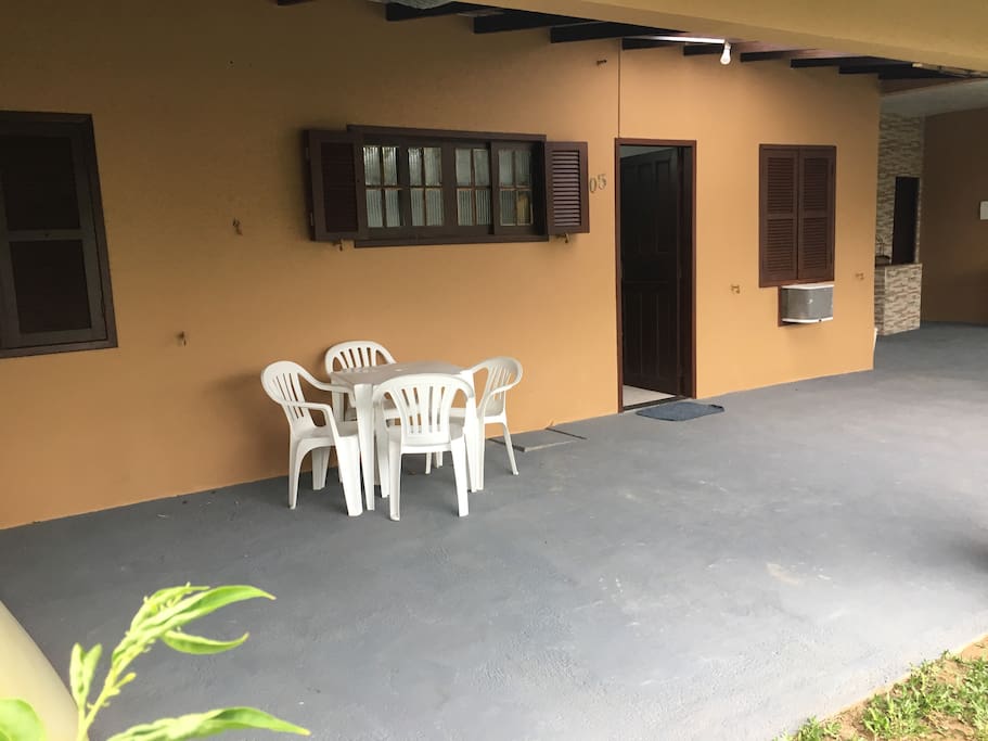 Foto da casa e do lado tem churrasqueira,fogão lenha e banheiro social