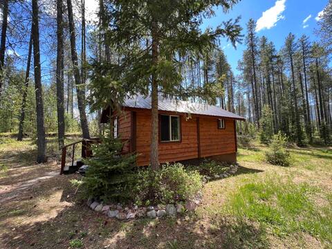 Black Bear Cabin - studio cabin, 8 miles to GNP