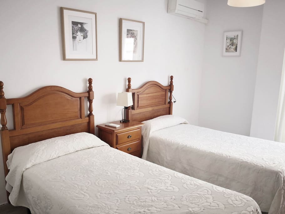 Dormitorio con dos camas