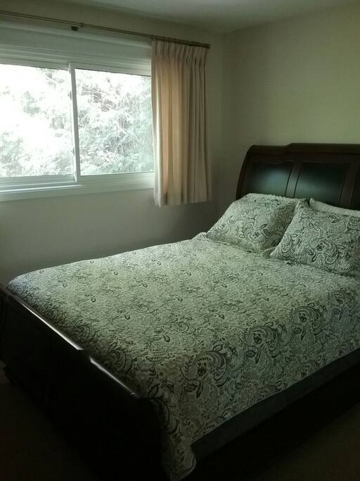 Comfy quiet and cozy big queen bed with nice firm mattress