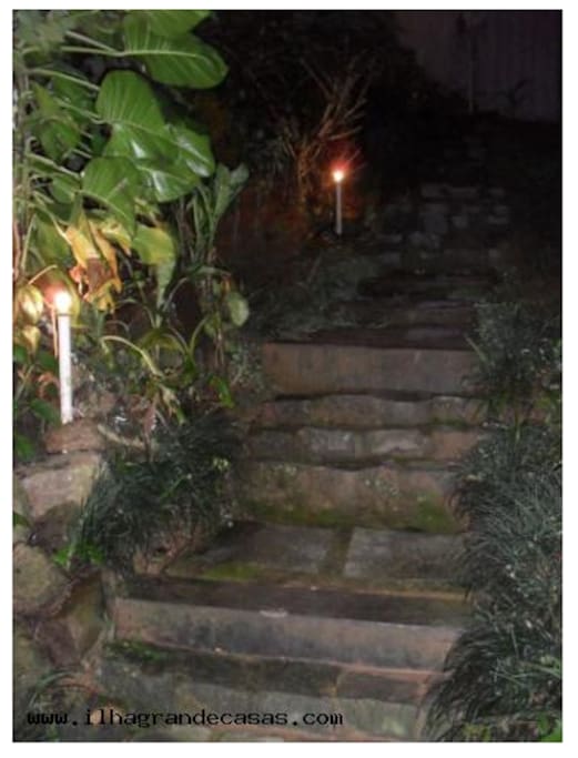 Escada de acesso à casa, na rua principal