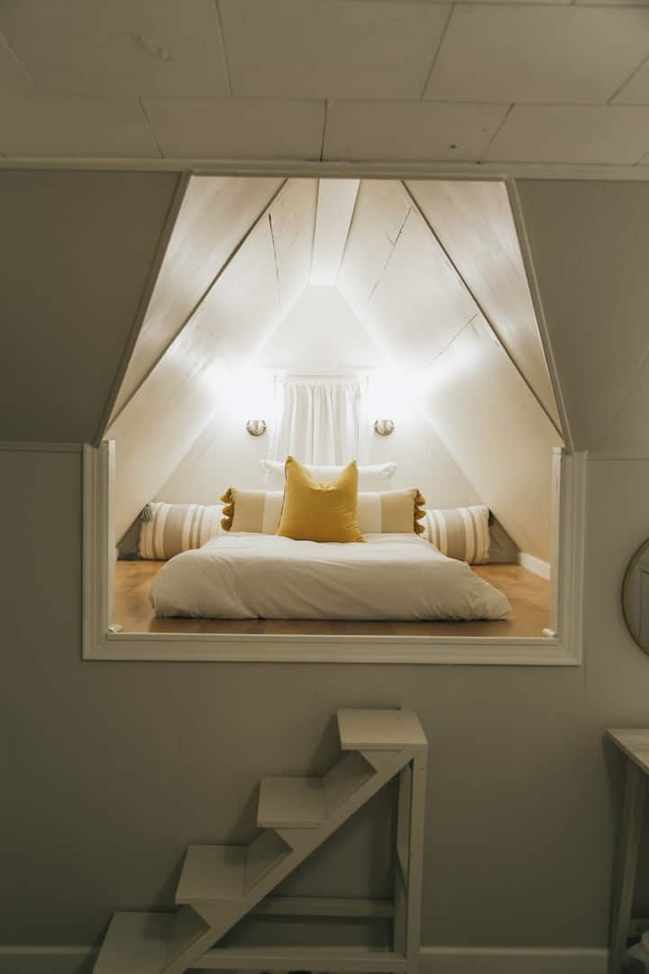 تحتوي غرفة النوم الرابعة ، التي تقع في الطابق الثاني ، على سرير مرتفع! ممتع جدًا لتجربة نوم فريدة من نوعها.