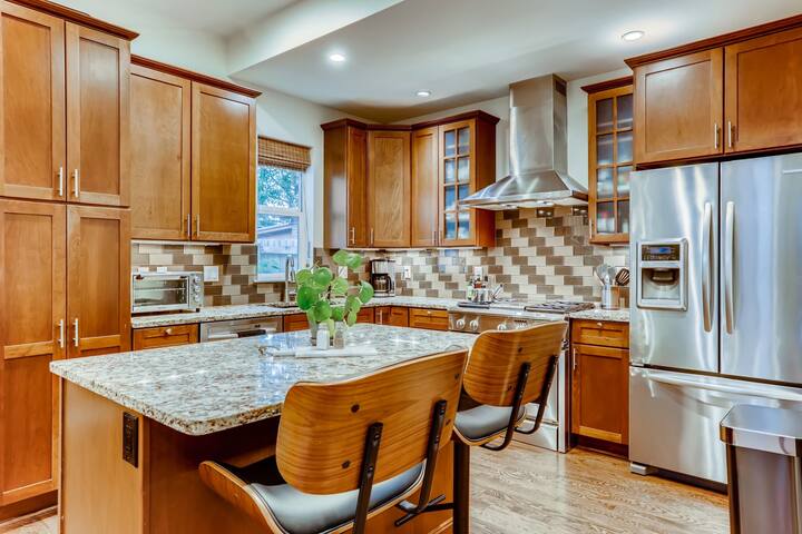 Mid-Mod w/awesome backyard, 1blk to Shops/Eateries gallery image 5