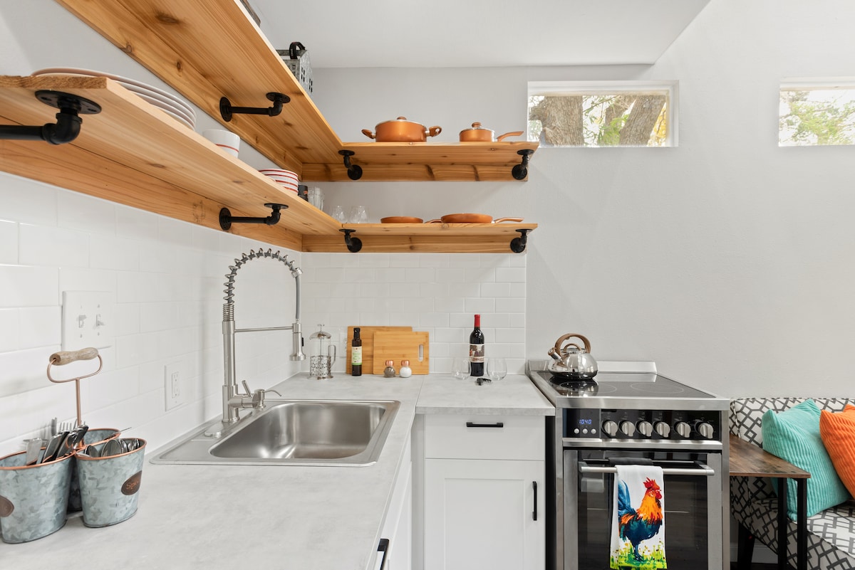 Tiny House, Big Personality w/ Hot Tub