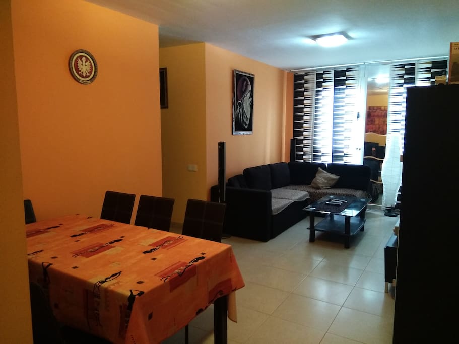 Salón comedor, con sofa, tv, etc