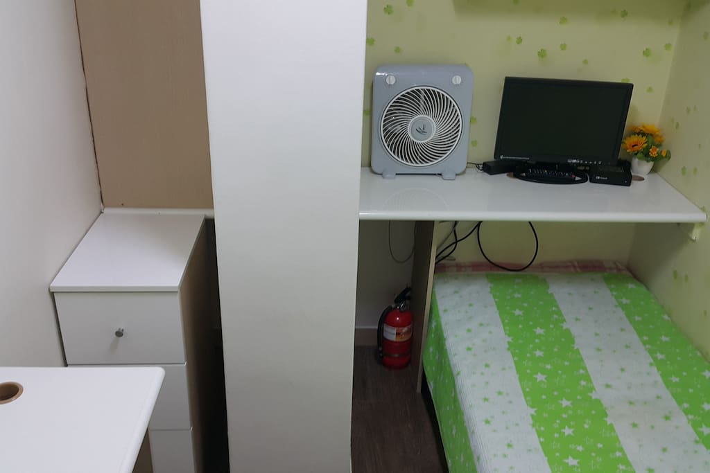 미니룸입니다. 책상,책장,침대
It's a mini room. A desk, a bookshelf, a bed