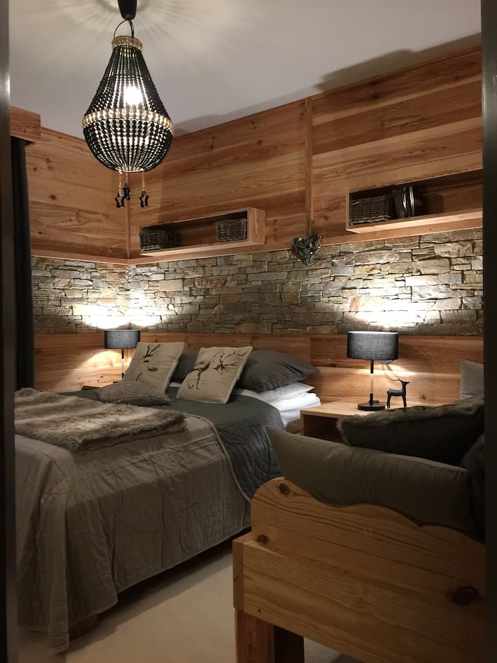 Chambre principale avec une ouverture porte vitrée sur le balcon, cette chambre est équipé d'un lit en 160 cm et d'un lit en 90 cm, d'un petit bureau et d'une télévision.