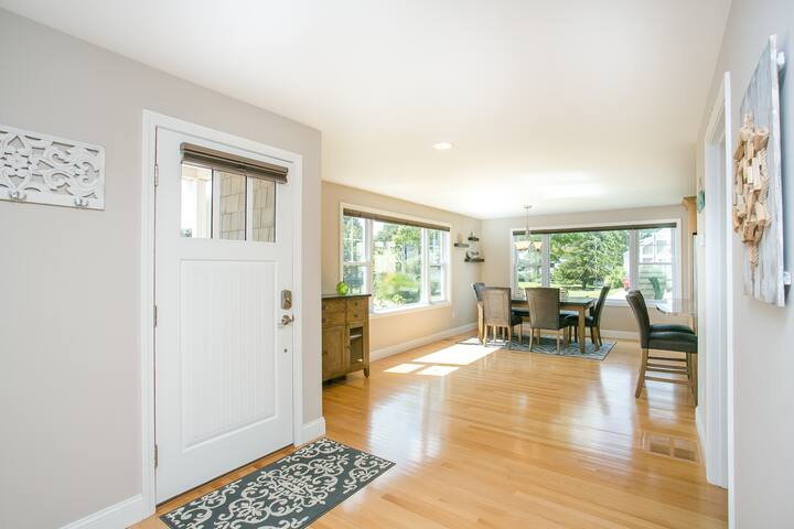 Coastal Narragansett Home – Your Happy Place! gallery image 5