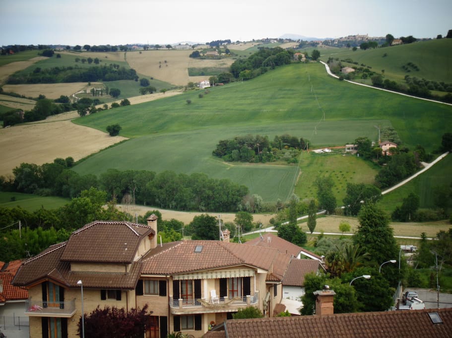 panoramica sulle colline marchigiane vista dal balcone